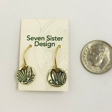 Load image into Gallery viewer, Earrings Tiny floral discs

