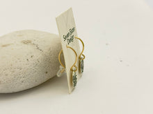 Load image into Gallery viewer, Earrings Tiny floral discs
