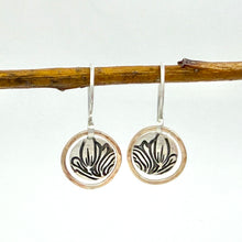 Load image into Gallery viewer, Earrings Floral

