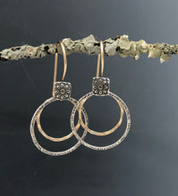 Load image into Gallery viewer, Earrings Daisy with gold and silver rings
