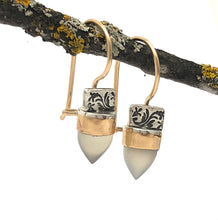 Load image into Gallery viewer, Earrings Moonstone
