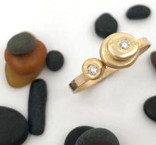 Load image into Gallery viewer, Ring Cairn of Gold Pebbles Diamonds

