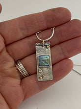 Load image into Gallery viewer, Pendant Fresh Water Pearl and Sapphire
