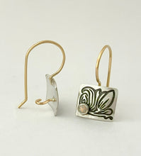 Load image into Gallery viewer, Earrings Opal Tulip/Leaves
