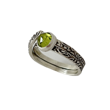 Load image into Gallery viewer, Ring Entwine Peridot
