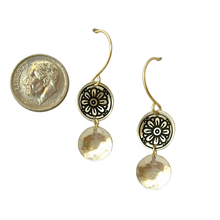 Load image into Gallery viewer, Earrings Daisy w/ disc
