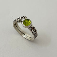 Load image into Gallery viewer, Ring Entwine Peridot
